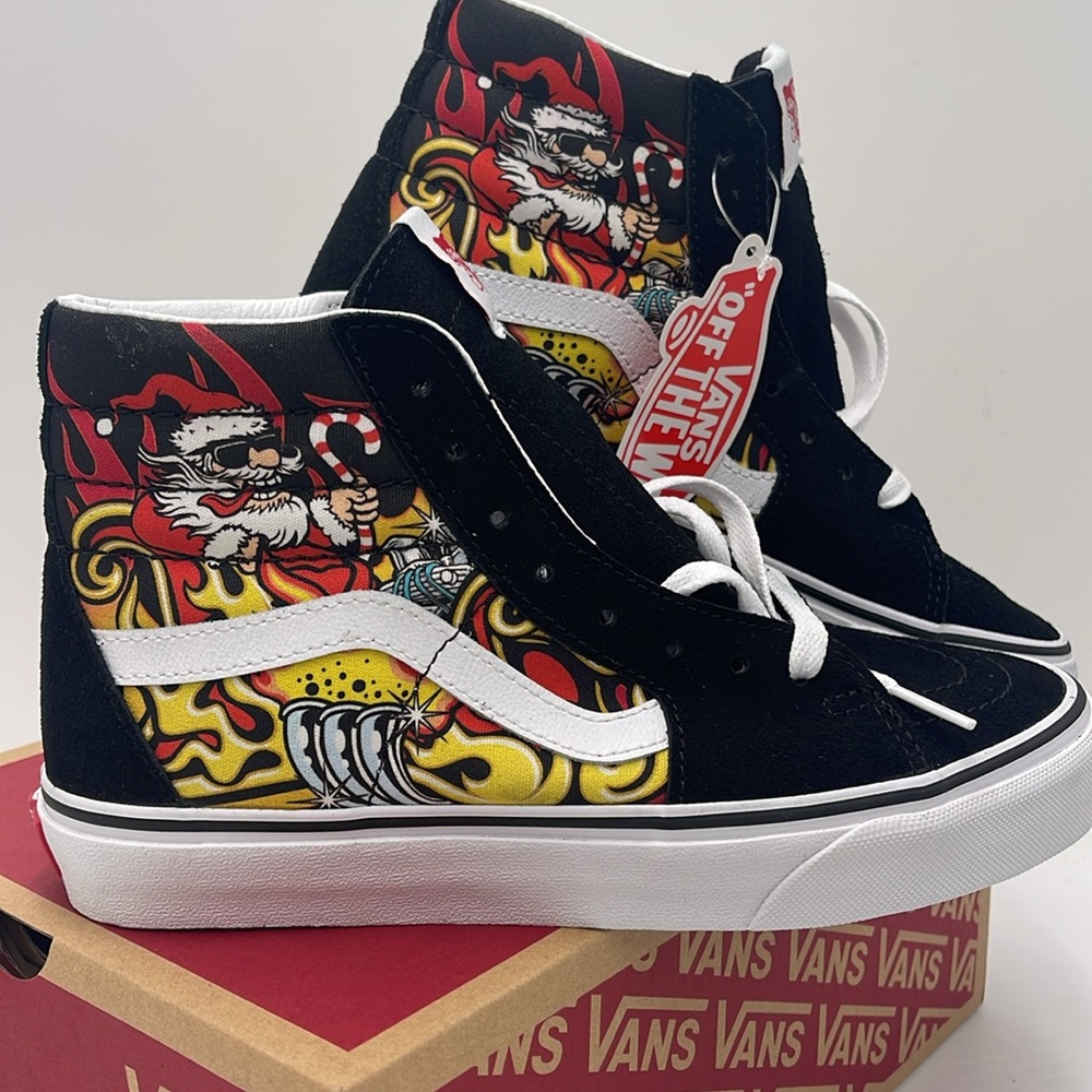 Vans WMNS High-Top Sneakers - Black and Red Sk8-Hi
Santa Flame Black
VN0A4BVTBLK - Picture 7 of 16